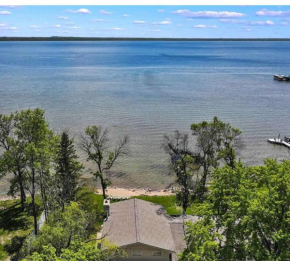 Life Is Good Lodge lakefront with sandy beach